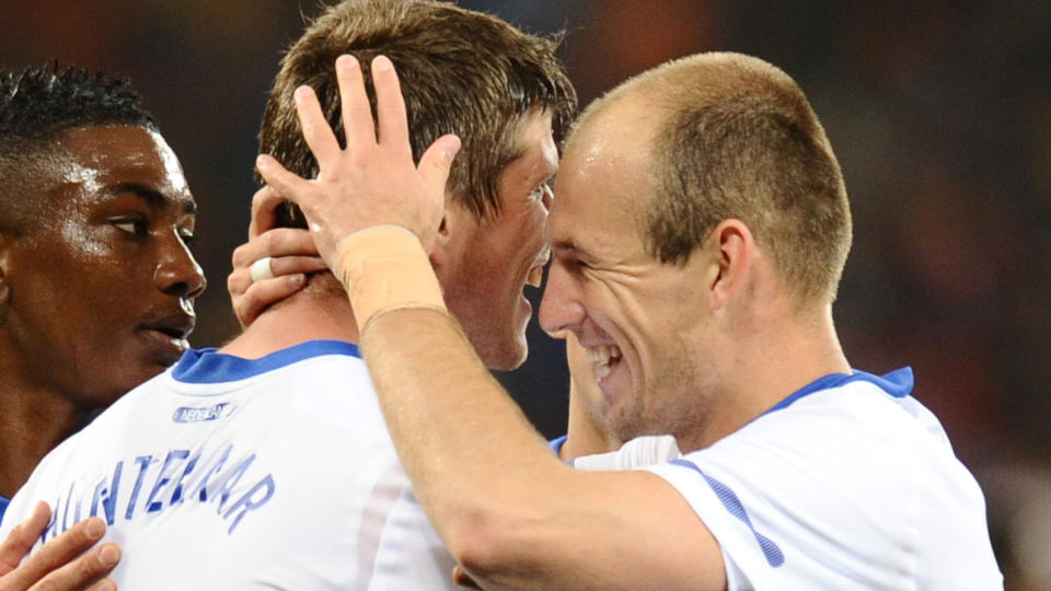 SATTE FART P� NEDERLAND: Arjen Robben (t.h.() kom inn, satte fart og bidro til at Nederland sikret seg full pott i gruppe E. Her jubler han sammen med Klaas-Jan Huntelaar, som satte Robbens stolpetreff i m�l.Foto: SCANPIX