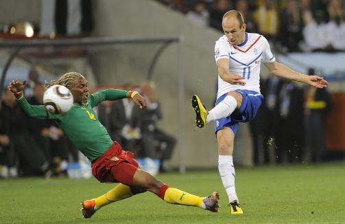 SKUDDVILLIG: Arjen Robben fikk fulltreff, men ble stoppet av stolpen. Rigobert Song var iallfall ikke i n�rheten av � stoppe ham - Song som for�vrig ble den f�rste afrikaner til � spille i fire VM-sluttspill.Foto: SCANPIX