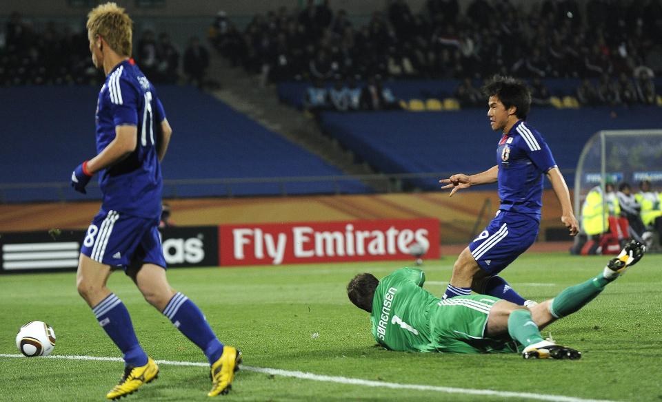 L�PT I SENK: Thomas S�rensen og Danmark ble fullstendig overl�pt av Keisuke Honda, Shinji Okazaki og Japan. Her sett Okazaki inn 3-1.Foto: SCANPIX