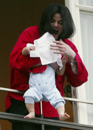EKSENTRISK: Michael Jackson holder s�nnen Prince Michael over et gelender p� et hotel i Berlin. Foto: SCANPIX