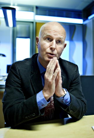 LAMSL�TT OG FORBANNET: Til VG i dag sier Bj�rn Guldvog at han ble �lamsl�tt, forbannet og sjokkert�. Guldvog sier at de n� forbereder en politianmeldelse for dokumentforfalskning og for � ha gitt uriktige opplysninger. Foto: NINA HANSEN/DAGBLADET