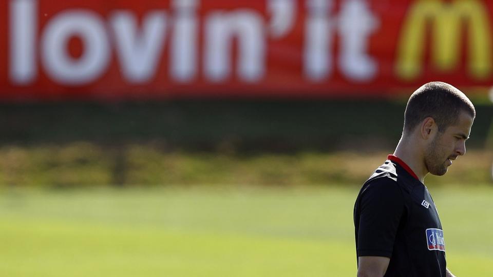 KONTRAKTSL�S: Joe Cole blir ikke tilbudt ny kontrakt i Chelsea. N� har Tottenham kastet seg inn i kampen om � skaffe seg 28-�ringen gratis. Foto: Darren Stalpes / REUTERS.