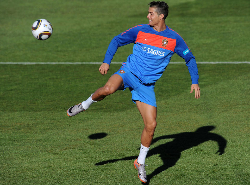 SELVTILLIT: Cristiano Ronaldo er ikke kjent for � v�re beskjeden. Selvtilliten hans har f�tt nok en boost etter kalasseier og scoring mot Nord-Korea. Foto: AFP