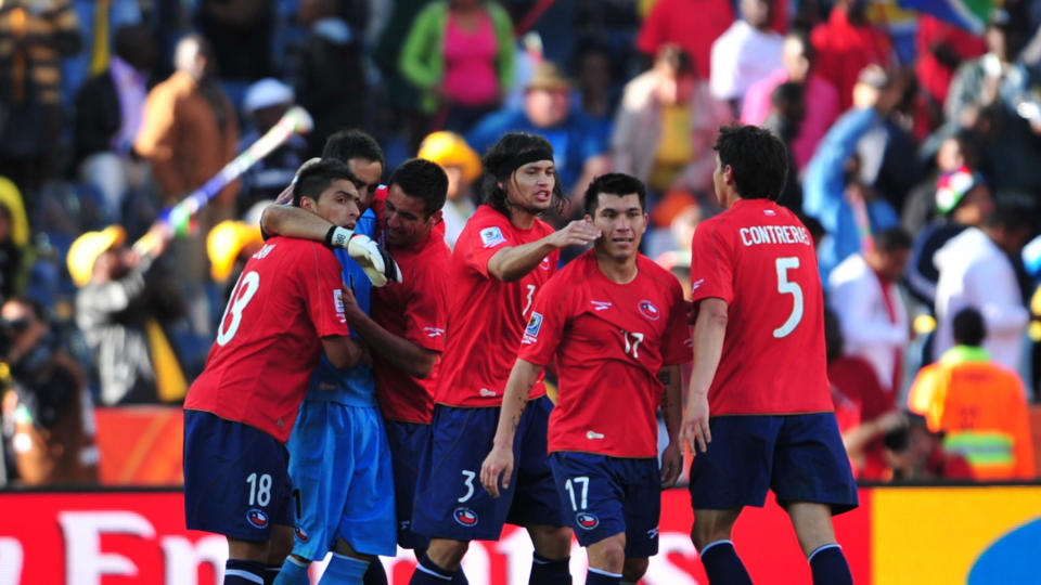 G�R FOR SEIER: Chile trenger bare ett poeng, men vil ikke spille p� resultat mot Spania. Bielsas menn vil gj�re det de kan best: Angripe. Foto: EPA.