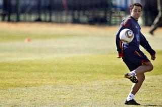 APPLAUDERER CHILE: Xavi vil nok f� bedre plass mot Chile enn Sveits. Det liker han. Foto: Juan Carlos Cardenas / EPA.