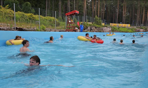 B�LGE: En gang i timen kommer b�lgen og forstyrrer freden i Sommarlandelva, der man kan flyte rundt med badering. Foto: Torbj�rn Berg / Dagbladet