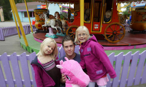 BADEFRI DAG: Vilde Kristine Henriksen (4) Martin Andre Lang�y (16) og Vilde Kristine Henriksen Tuva Elise Henriksen (7) vinner kosedyr og tar karusell p� sin tredje dag i B� Sommarland. Foto: Torbj�rn Berg / Dagbladet
