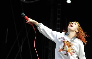 OMFAVNET AV MILLIONER: Hayley Williams er 21 �r og har v�rt en av verdens st�rste rockestjerner i fem av dem. Her under Hurricane Festival 2010 i Scheessel, Tyskland, i forrige uke. Foto: SCANPIX/EPA/CARMEN JASPERSEN