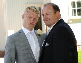 SP�KEFUGL: John Arne Riise sammen med Tommy Steine i bryllupet til lillebror Bj�rn Helge. Foto: STELLA PICTURES
