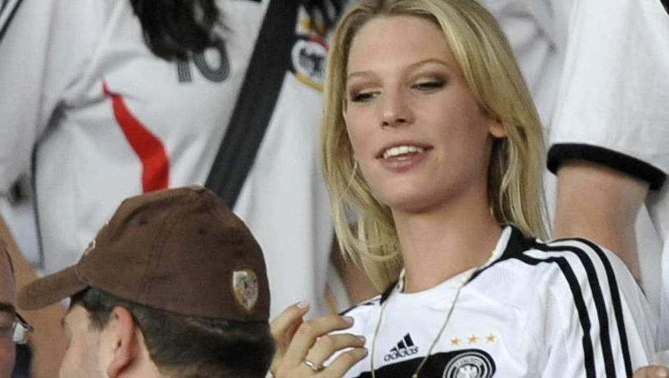 TYSKL GLAMOUR: Sarah Brandner f�lger kj�resten og Tyskland-stjernen Bastian Schweinsteiger tett fra tribunen. Forto: Martin Meissner / AP.