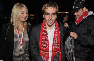 LAHM-FØLGE: Phillip Lahm ifølge med kjæresten Claudia Schattenberg. Også hun får se kjæresten spille i Sør-Afrika. Foto: Felix Hoerhager / EPA. LAHM-FØLGE: Phillip Lahm ifølge med kjæresten Claudia Schattenberg. Også hun får se kjæresten spille i Sør-Afrika. Foto: Felix Hoerhager / EPA.