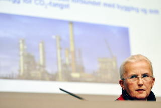 MANGE KAMELER FOR SV: Partiet som var imot gasskraftverk, gikk til slutt med p� Mongstadutbygging, mot at det skulle renses. Her sier dav�rende milj�vernminister Helen Bj�rn�y (Sv) ja til gasskraftverk p� en pressekonferanse i 2006. 
Foto: TORBJ�RN GR�NNING/ Dagbladet