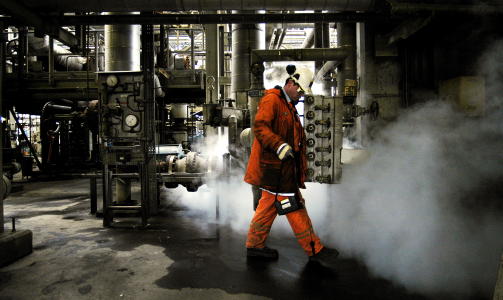 DRIFTEN ER I GANG: Gasskraftverket p� Mongstad ble �pnet i oktober i fjor, uten at opplegget for CO2-fangst og lagring var p� plass. Regjeringen har utsatt rensingen til 2018. Foto:  Aleksander Nordahl/Dagbladet