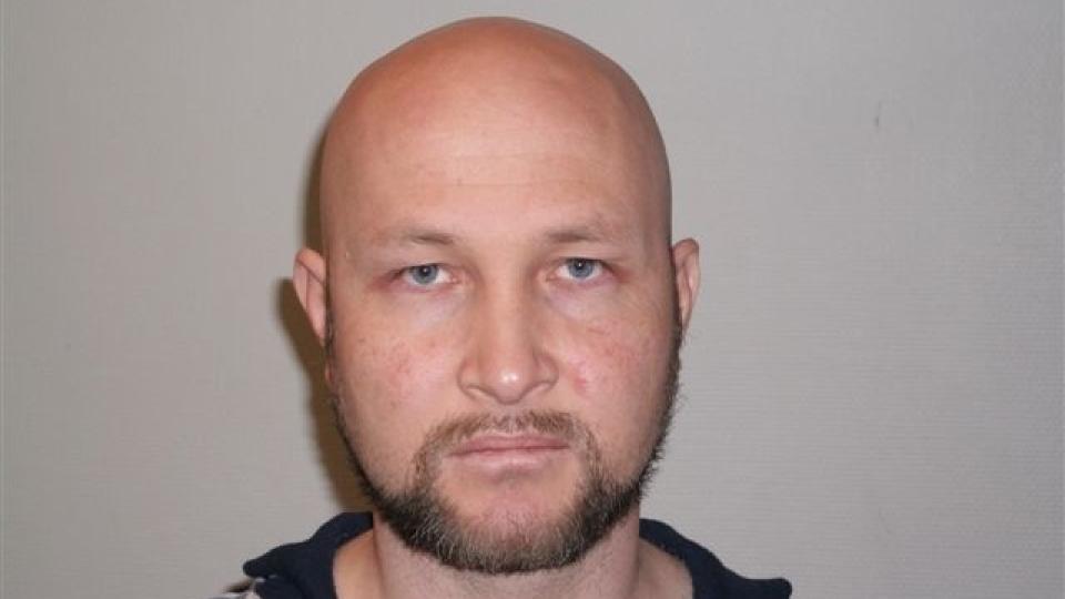 UKJENT IDENTITET: Politiet ander ikke hvem denne mannen er, og h�per n� publikum kan bidra med tips. Mannen har skjegg p� dette bildet - det hadde han ikke da politiet fant ham. Foto: POLITIET