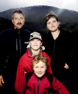 POSTKORTFAMILIE: Aud Skår Straumsøy bor nå utenfor Odda med mannen Hans Arne og sønnene Harald (10) og Jonas (5). Foto: Agnete Brun / Dagbladet POSTKORTFAMILIE: Aud Skår Straumsøy bor nå utenfor Odda med mannen Hans Arne og sønnene Harald (10) og Jonas (5). Foto: Agnete Brun / Dagbladet