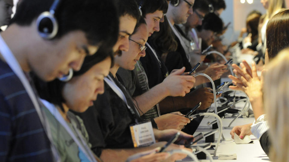 LANGE K�ER: Men de som sto i fire-fem timer for � pr�ve nye Nintendo 3DS, ble imponert over 3D-effektene som kan ses uten spesialbriller. Foto: Gus Ruelas/Reuters/Scanpix