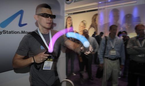 TO TING P� EN GANG: Sony satser p� b�de 3D-spilling og bevegelsesstyring med PlayStation Move. Foto: AP Photo/Jae C. Hong/Scanpix
