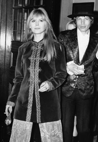 SAMMEN MED MICK: Marianne Faithfull og Rolling Stones-vokalist Mick Jagger p� vei til ballettforestilling i Covent Garden i London. Foto: SCANPIX