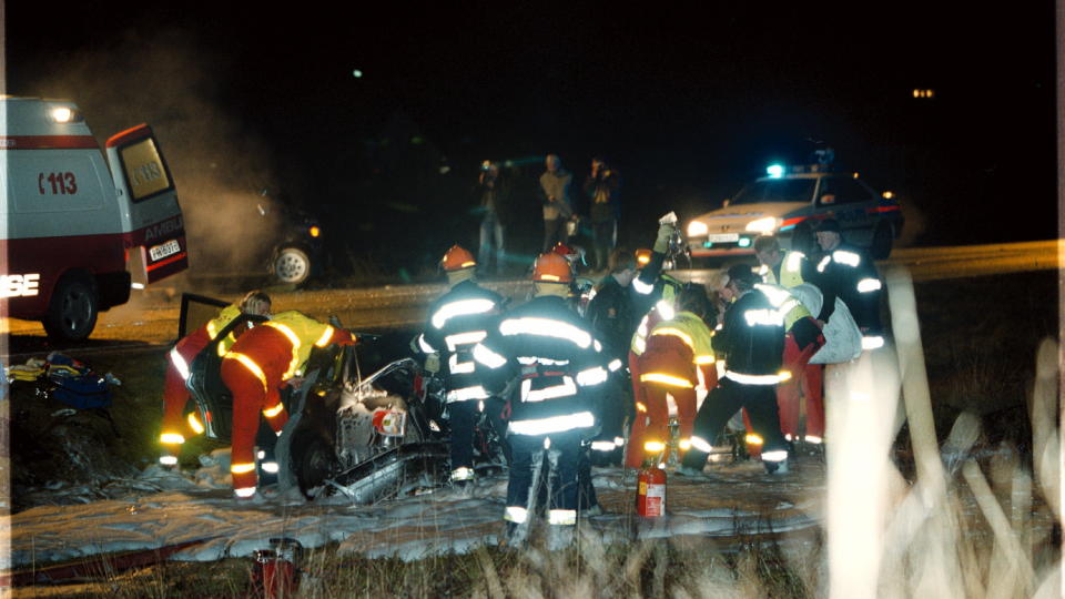 DRAMATISK: Ulykken fra 7. desember i 1999 ble sl�tt stort opp i nasjonale medier. Politiet ble gransket etter at de satte opp en politisperring for � stoppe fyllekj�reren i S�gne. Sperringen var delaktig i at sj�f�ren kj�rte inn i flere uskyldige bilister som ikke kom seg forbi sperringene. Foto: Kjell Inge S�reide