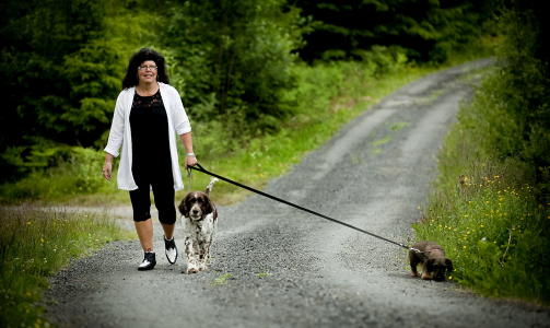 UF�RETRYGDET: Ann-Helen Gustavsen fra Ytre Enebakk er ikke lenger i jobb p� grunn av skadene hun ble p�f�rt etter at to ten�ringer i en stj�let bil krasjet inn i henne i 1995. Foto: Bj�rn Langsem