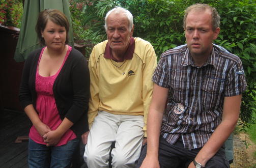 GRUPPES�KSM�L: Lena Olava Stiland (28), faren Johan Kvelland (67) og kameraten Rune Haughom (35) ble alle skadd da en politijaktet van dundret inn i dem i S�gne 7. desember 1999. De har aldri f�tt oppreisning fra sj�f�ren. N� er de med i et gruppes�ksm�l mot staten. Foto: Privat