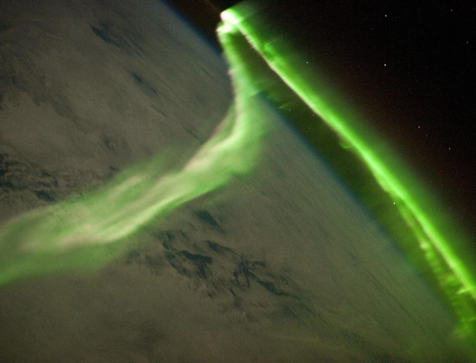 VAKKERT: ISS-astronautene fanget dette str�lende s�rlysbildet i mai. Ogs� et tilsvarende nordlys danset over den nordlige halvkule, men det var umulig � se p� grunn av lyse og korte netter. Foto: NASA