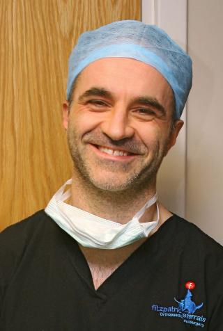 FIKSET BEIN: Den britiske neuroortopeden Noel Fitzpatrick og et team biomedisinske eksperter s�rget for Oscars nye bein. Foto: EPA/JIM INCLEDON / FIREBIRD PUBLIC RELATIONS / HANDOUT UK AND IRELAND OUT EDITORIAL USE ONLY/NO SALES