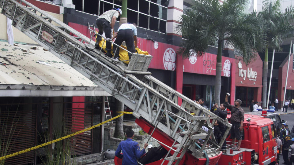 TI D�DE: D�dstallet kan stige etter at det br�t ut brann i denne nattklubben i Surabaya natt til i dag. Foto: REUTERS