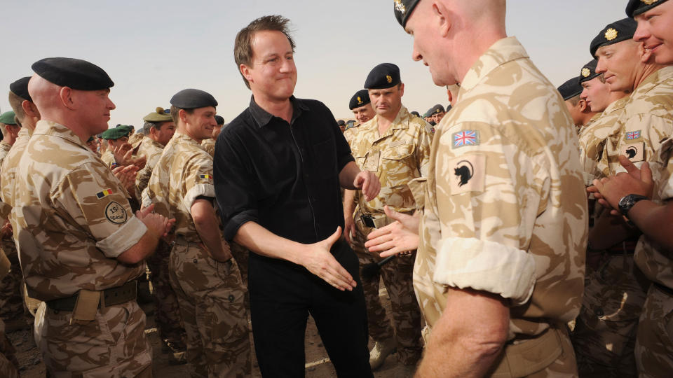 VIL HA SOLDATENE HJEM: David Cameron bes�kte Afghanistan tidligere i juni og sier n� at de britiske soldatene skal hjem innen fem �r. Foto: REUTERS / Stefan Rousseau/ SCANPIX
