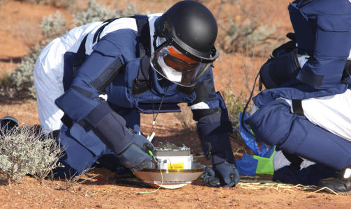 GODT BESKYTTA: Kapselen med pr�vebeholderen om bord ble funnet i den australske �demarka kort tid etter landing. Deretter ble den sendt til et laboratorium i Japan, hvor den �pnes og granskes. Foto: REUTERS/JAXA/SCANPIX