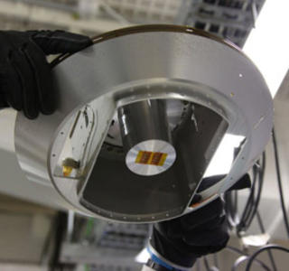 DEN BER�MTE N�LA... Det vil ta �n uke � �pne beholderen og opptil seks m�neder � analysere den. Foto: JAXA
