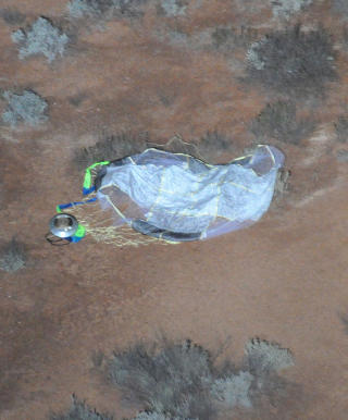 DALTE LETT OG FIN: Kapselen brukte fallskjerm den siste delen av turen. Foto: Scanpix/AFP PHOTO/HO/JAXA