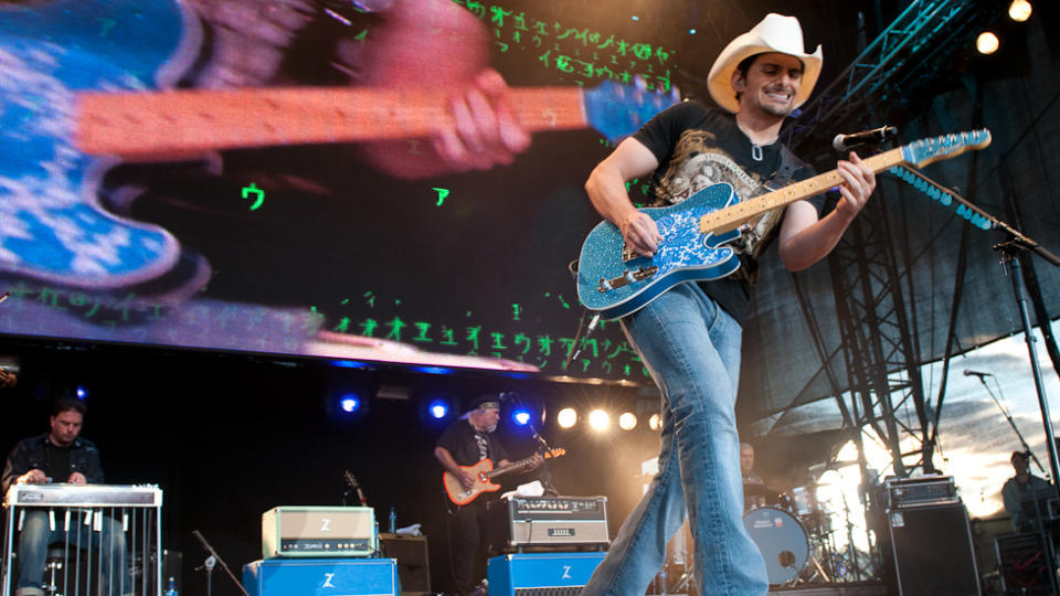 COUNTRYFEST I BLUESBYEN: Amerikanske Brad Paisley var det store trekkplasteret p� Notodden Musikkfestival fredag kveld. Foto: Finn Bjurvoll Hansen