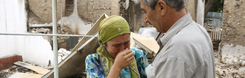 TRAGEDIE: En etnisk usbekisk kvinne fortviler n�r hun kikker p� restene av familiens nedbrente hus i byen Jalalabad s�r i Kirgisistan denne uken. Til tross for mange advarsler om � utsette helgens folkeavstemning insisterer myndighetene p� at den m� gjennomf�res for � bane vei for nyvalg. Foto: REUTERS / Vasilij Fedosenko / SCANPIX