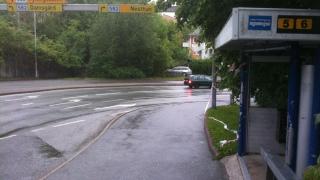 FUNNSTEDET: Mannen ble funnet ved dette busstoppet like etter Puddefjordsbroen p� Laksev�g-siden av Bergen. MMS-foto: Tor Erik Mathiesen/Dagbladet