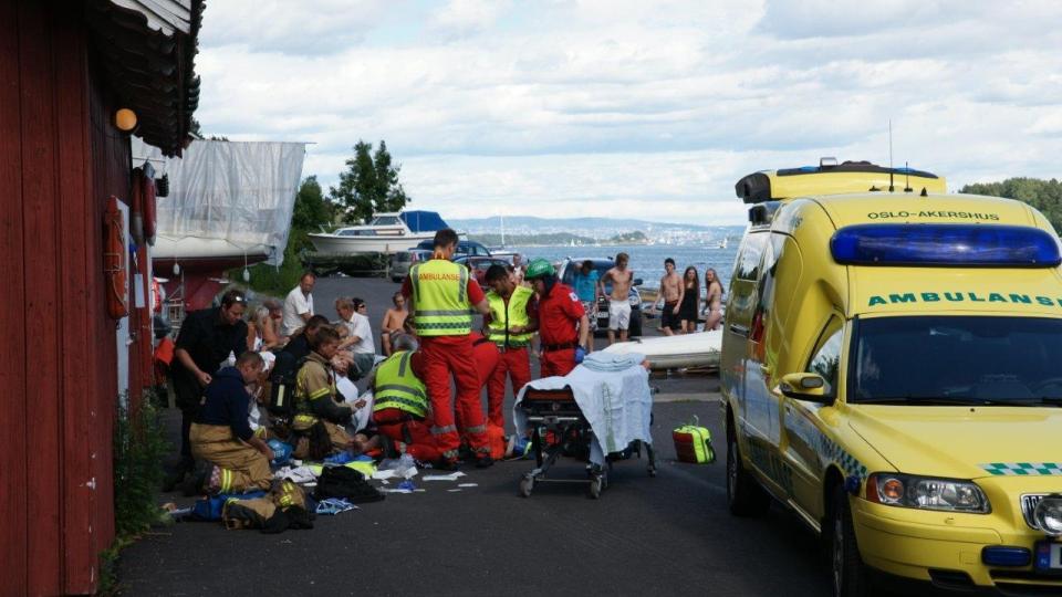 LIVSTRUENDE SKADD: Den tre �r gamle gutten, en mann og en kvinne ble brakt til Ullev�l sykehus etter b�tbrannen. Det var til sammen seks personer i b�ten, og de tre andre skal v�re brakt til B�rum sykehus. Foto: Jonny Olsen