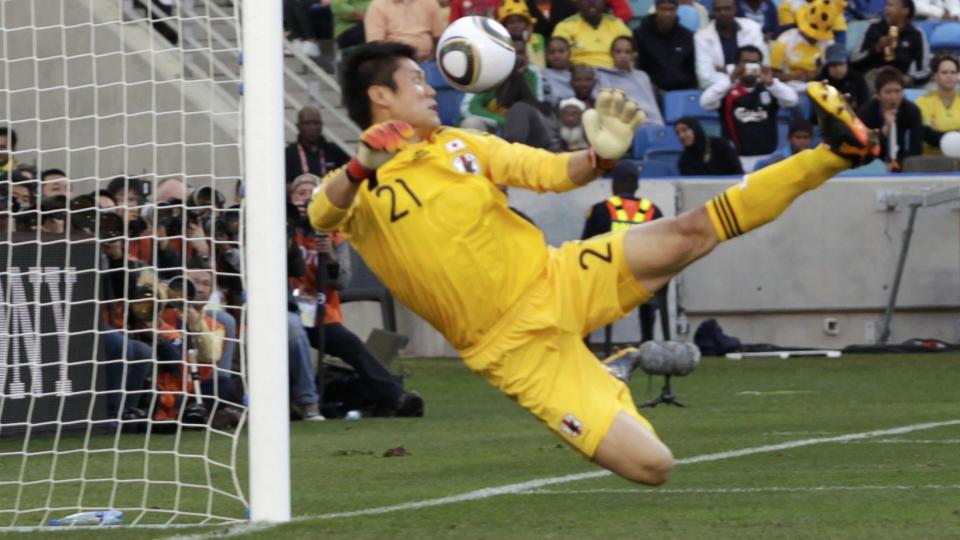 UFORUTSIGBAR: VM-ballen Jabulani har skapt noen merkelige �yeblikk i under sluttspillet i S�r-Afrika, som her da Japan-keeper Eiji Kawashima ikke klarte � stoppe et i utgangspunktet overkommelig skudd fra Wesley Sneijder.Foto: SCANPIX/REUTERS/Rogan Ward