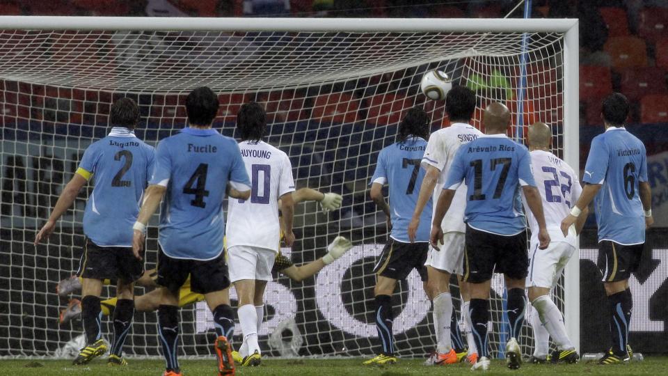 PERLESCORING. Luis Su�rez skrudde inn Uruguays vinnerm�l via stolpen, og sendte med det S�r-Korea hjem fra VM i S�r-Afrika. Matchvinnerm�let var definitivt en VM-�ttedelsfinale verdig. Foto: EPA.