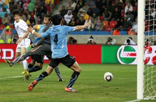 VMS F�RSTE: Bolton-spiller Lee Chung-Yong p�f�rte Uruguay VMs f�rste baklengsm�l. Foto: EPA: