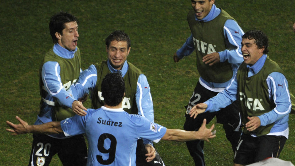 AVGJORDE: Luis Su�rez avgjorde kampen for Uruguay med to m�l. Spissparet Luis Su�rez og Diego Forlan handler bedre enn noen andre spisspar p� banen om dagen, skriver Esten O. S�ther. Foto: Liu Jin / AFP.
