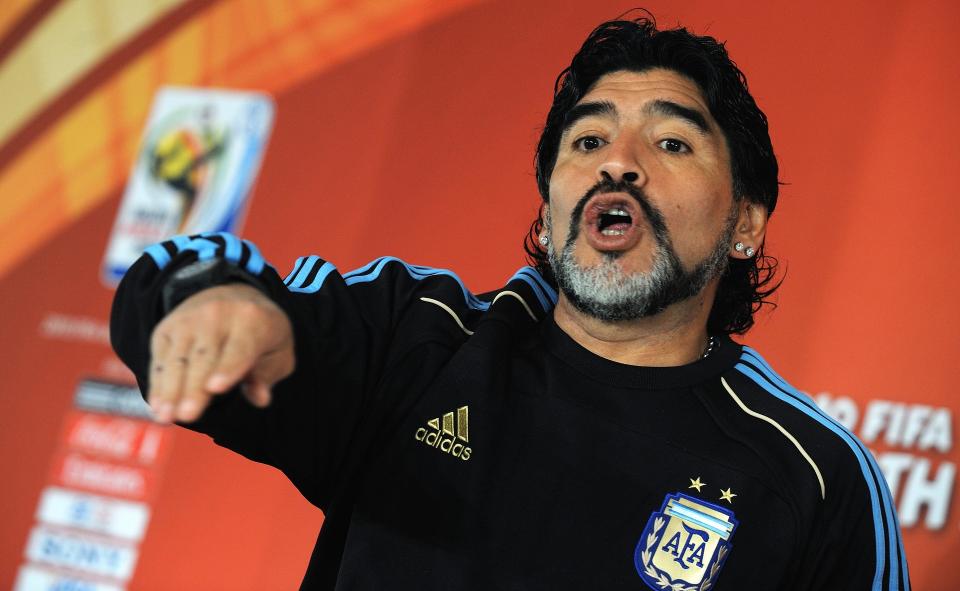VERBAL BREDSIDE: Diego Maradona blir ikke klok p� argentinsk presse, som har g�tt fra � stemple ham som en idiot til � genierkl�re ham. N� mener han det beste er om media ber spillerne hans om unnskyldning.Foto: SCANPIX/EPA/VASSIL DONEV