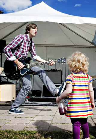 MUSIKKTIME: Turboneger-gitarist Knut Schreiner holder illustrert foredrag om gitarhistorien. Foto: Nina Hansen / Dagbladet