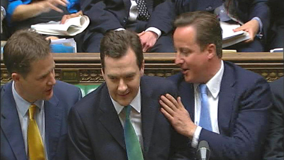 KOMPISER: Finansminister George Osborne (i midten), skyggestatsminister Nick Clegg (t.v.) og statsminister David Cameron (t.h.). Men regjeringssamarbeidet t�rer p� Cleggs parti. foto: REUTERS TV/Scanpix