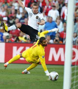 2-0: Lukas Podolski. Herlig tysk angrepsfotball endte i at Lukas Podolski satte inn sitt ANDRE M�L I VM. Foto: Paul Ellis / AFP.