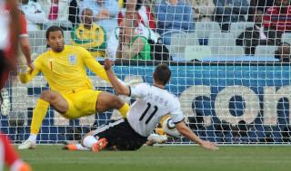 1-0: Miroslav Klose utduellerte Matthew Upson og tuppet ballen bak David James. Foto: AFP.