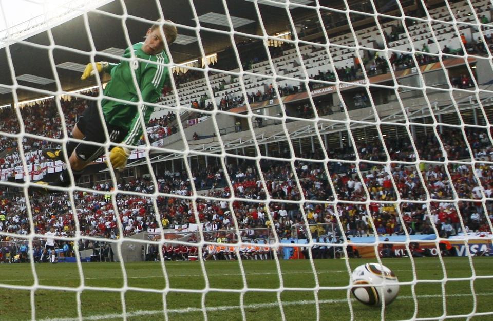 FIKK IKKE M�LET: Frank Lampards skudd var halvmeteren inne, men dommeren godkjente ikke Englands 2-2-scoring. Tyskland vant til slutt 4-1 i Bloemfontein. Foto: AP.
