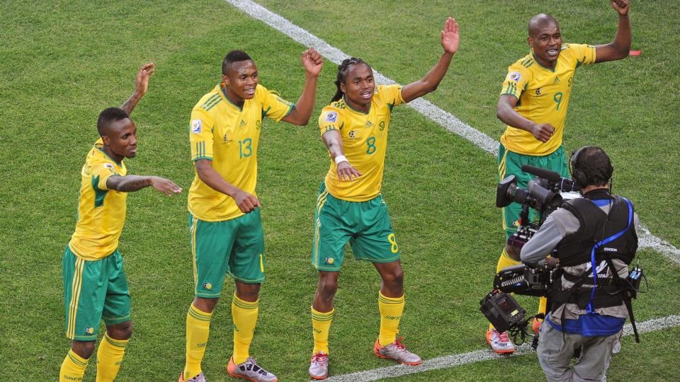 F�RSTE M�L: M�lscorer Siphiwe Tshabalala (to fra h�yre) feirer VMs f�rste m�l sammen med lagkameratene sine p� Soccer City stadion i Johannesburg. Euroteam skal if�lge Fifa ha solgt flere ugyldige billetter til kampen, der S�r-Afrika m�tte Mexico. Foto: Marcus Brandt/EPA/Scanpix