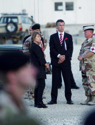 - DYP SORG: Forsvarsminister Grete Faremo og statsminister Jens Stoltenberg, her p� en minnemarkering tidligere i �r, uttaler at bombeangrepet som drepte fire nordmenn i dag gj�r dypt inntrykk. Arkivfoto: SCANPIX