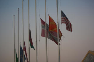HEDRET DE FALNE: Flaggene hang p� halv stang ved milit�rbasen i Meymaneh i Afghanistan. Foto: FORSVARET