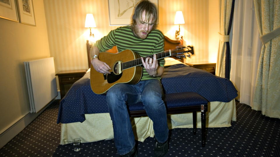 INTIMKONSERT: Erlend Ropstad holdt hotellromkonsert for internasjonale delegater p� Bylarm i 2007, og er blitt lagt merke til i utlandet. N� foreligger hans andre album. Foto: Anders Gr�nneberg / Dagbladet